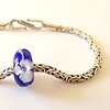 Handgemaakte donkerblauwe lampwork glasbedel met parelmoeren bloemen