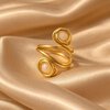 Handgemaakte Gouden Spiraalring met Beige Stenen | Unieke Statement Ring