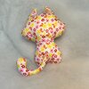 Handgemaakte kattenknuffel – vrolijke katoenen knuffel van 21 cm