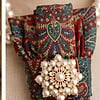 Handgemaakte stropdas ketting rood met parels broche – statement sieraad