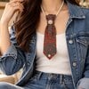 Handgemaakte stropdas ketting rood met parels broche – statement sieraad
