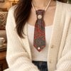 Handgemaakte stropdas ketting rood met parels broche – statement sieraad