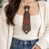 Handgemaakte stropdas ketting rood met parels broche – statement sieraad