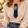 Handgemaakte stropdas kettingblauw met pauw broche – statement sieraad