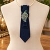 Handgemaakte stropdas kettingblauw met pauw broche – statement sieraad