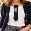 Handgemaakte stropdas kettingblauw met pauw broche – statement sieraad