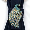 Handgemaakte stropdas kettingblauw met pauw broche – statement sieraad