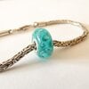Handgemaakte turquoise lampwork glasbedel met luchtbellen en parelmoerglans