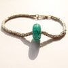 Handgemaakte turquoise lampwork glasbedel met luchtbellen en parelmoerglans