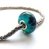 Handgemaakte turquoise Pandora-stijl bedel van lampwork glas met sterling zilveren kern