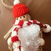 Rood kerstmeisje – handgemaakte kerstdecoratie