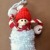 Sneeuwpopje met rode muts – handgemaakte kerstdecoratie
