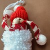 Sneeuwpopje met rode muts – handgemaakte kerstdecoratie