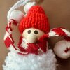Sneeuwpopje met rode muts – handgemaakte kerstdecoratie