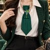 Stropdas ketting groen - Charming Tie necklace -Stropdas met broche en parelketting