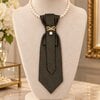 Stropdas ketting Tie necklace Stropdas met ketting en broche bruin met strik