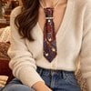 Stropdas ketting Tie necklace Stropdas met ketting en broche meerkleurig