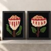Tufted Protea Bloem – Handgemaakte Wollen Textielkunst in Zwart Frame