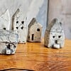 Unieke set van 5 handgemaakte keramische huisjes