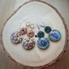 Ancient Treasures & Bohemian Soul, artistieke oorbellen met keramische hangers