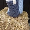 Andalusier schoudertas van een gebruikt zadeldekje, blauw en lichtblauw met chevronpatroon