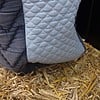 Andalusier schoudertas van een gebruikt zadeldekje, blauw en lichtblauw met chevronpatroon