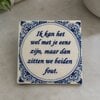 Delfts blauw tegeltje met tekst – handgeborduurd en uniek – grappige spreuk – 15 x 15 cm