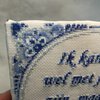 Delfts blauw tegeltje met tekst – handgeborduurd en uniek – grappige spreuk – 15 x 15 cm