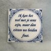 Delfts blauw tegeltje met tekst – handgeborduurd en uniek – grappige spreuk – 15 x 15 cm