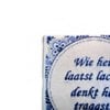 Delfts blauw tegeltje met tekst – Wie het laatst lacht denkt het traagst– 15 x 15 cm