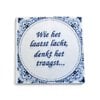 Delfts blauw tegeltje met tekst – Wie het laatst lacht denkt het traagst– 15 x 15 cm