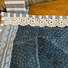 Denim patchwork wandkleed met linosnede walvis