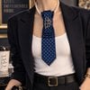 Elegante blauwe stropdas ketting met broche – handgemaakt dames sieraad