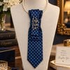 Elegante blauwe stropdas ketting met broche – handgemaakt dames sieraad