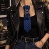 Elegante blauwe stropdas ketting met broche – handgemaakt dames sieraad