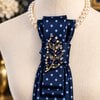 Elegante blauwe stropdas ketting met broche – handgemaakt dames sieraad