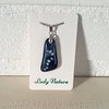 Follow your path, volg je eigen pad hanger van blauw glas met pad van witte stukjes glas.