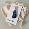 Follow your path, volg je eigen pad hanger van blauw glas met pad van witte stukjes glas.