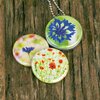 Foto medaillon ketting met 3 verschillende verwisselbare voorkanten met foto`s van klaprozen en korenbloemen.