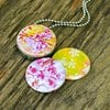 Foto medaillon ketting met 3 verschillende verwisselbare voorkanten met foto`s van lente bloesem,lente bloemen binnen in komt de foto die je graag dicht bij je draagt