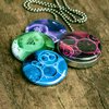 Foto medaillon ketting met 4 verschillende verwisselbare voorkanten met close up foto`s van olie bellen in verschillende kleuren.