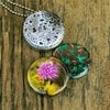 Fotomedaillon ketting met 3 verschillende verwisselbare voorkanten met close up foto`s van bloemen,paddestoel en planten van de herfst.