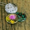 Fotomedaillon ketting met 3 verschillende verwisselbare voorkanten met close up foto`s van bloemen,paddestoel en planten van de herfst.