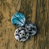 Fotomedaillon ketting met drie verschillende verwisselbare voorkanten met foto`s van halloween items,spooky en griezelige halloween ketting.