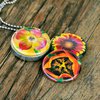 Fotomedaillon ketting/medaillon ketting met close up bloemen  foto`s in rood geel en oranje. Roest vrij stalen ketting,rvs medaillon,roestvrij staal medaillon. Voor het dicht bij je dragen van je favoriete foto.
