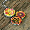 Fotomedaillon ketting/medaillon ketting met close up bloemen  foto`s in rood geel en oranje. Roest vrij stalen ketting,rvs medaillon,roestvrij staal medaillon. Voor het dicht bij je dragen van je favoriete foto.