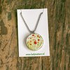 Fotomedaillon ketting/medaillon ketting met close up bloemen  foto`s in rood geel en oranje. Roest vrij stalen ketting,rvs medaillon,roestvrij staal medaillon. Voor het dicht bij je dragen van je favoriete foto.
