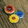 Fotomedaillon ketting/medaillon ketting met close up gele zonnebloemen/zonnebloem,rode bloem en korenbloem.