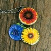 Fotomedaillon ketting/medaillon ketting met close up gele zonnebloemen/zonnebloem,rode bloem en korenbloem.
