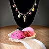 Goudkleurige ketting met verschillende zomerbedels
